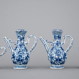 Uitzonderlijk blauw-wit Delfts aardewerk olie- en azijnstel met millefleur decor, 18e eeuw — foto 2