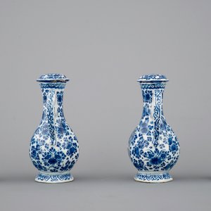 Uitzonderlijk blauw-wit Delfts aardewerk olie- en azijnstel met millefleur decor, 18e eeuw — foto 3