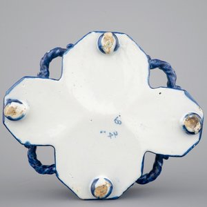 Uitzonderlijk blauw-wit Delfts aardewerk olie- en azijnstel met millefleur decor, 18e eeuw — foto 10