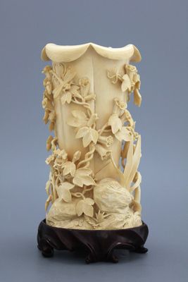 Uitzonderlijke Chinese gesculpteerde ivoren bloemvaas of penselenpot, 18/19e