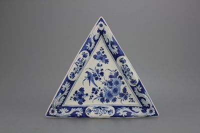Uitzonderlijke driehoekige blauw en witte Delftse schaal, 17e eeuw