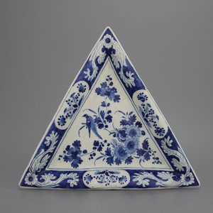 Uitzonderlijke driehoekige blauw en witte Delftse schaal, 17e eeuw — foto 1