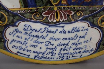 Uitzonderlijke orangistische Delftse portretschotel met portret van Willem V, gemengde techniek en gedateerd ca. 1752