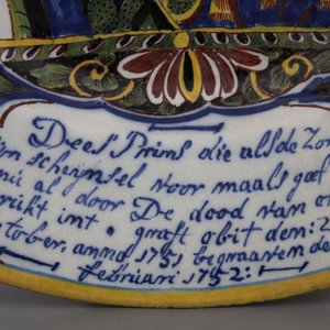 Uitzonderlijke orangistische Delftse portretschotel met portret van Willem V, gemengde techniek en gedateerd ca. 1752 — foto 1