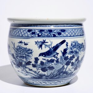 Un acquarium en porcelaine de Chine bleu et blanc aux oiseaux parmi fleurs, 19ème — photo 2