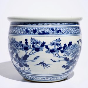 Un acquarium en porcelaine de Chine bleu et blanc aux oiseaux parmi fleurs, 19ème — photo 3