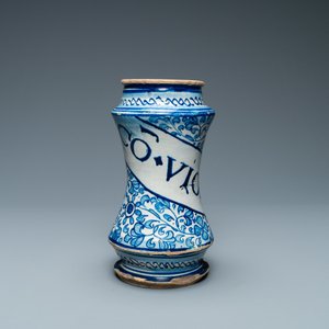 Un albarello à décor 'a foglie' en majolique d'Anvers en bleu et blanc, milieu du 16ème — photo 2