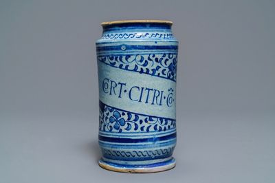 Un albarello à décor 'alla porcelana' en majolique d'Anvers, 2ème moitié du 16ème