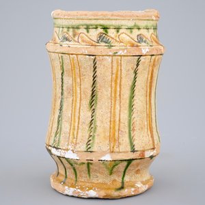 Un albarello en céramique byzantine à décor de sgraffiato, Cypre, 13/14ème — photo 2