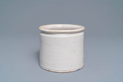 Un albarello en faïence blanche monochrome, marque de Stevens en creux, 1ère moitié du 19ème