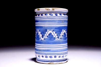 Un albarello en faïence de Delft bleu et blanc, 17ème