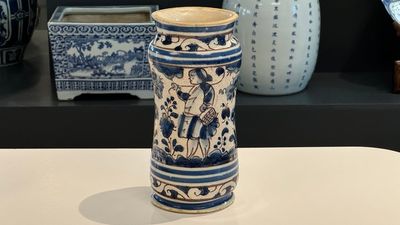 Un albarello en faïence portugaise en bleu, blanc et manganèse, 17ème — photo 1