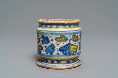 Un albarello en majolique d'Anvers polychrome, 2ème moitié du 16ème