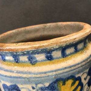 Un albarello en majolique d'Anvers polychrome, 2ème moitié du 16ème — photo 9
