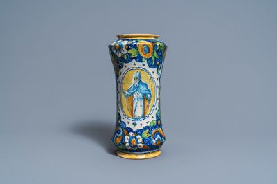Un albarello en majolique italienne, atelier de Maestro Domenico, Venise, 16ème