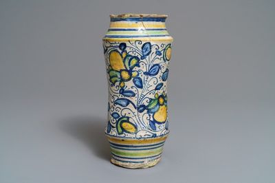 Un albarello en majolique polychrome à décor 'a foglie', Lyon ou Montpellier, 16ème