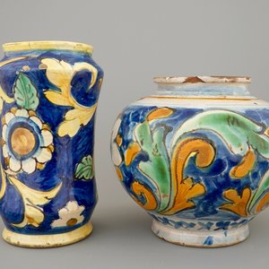 Un albarello et un pot à onguents en majolique de Caltagirone, 17ème — photo 1