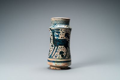 Un albarello hispano-mauresque en bleu et blanc, Valence, Espagne, milieu du 15ème