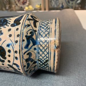 Un albarello hispano-mauresque en bleu et blanc, Valence, Espagne, milieu du 15ème — photo 13