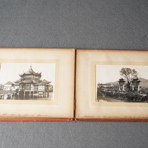 Un album comprenant treize photos argentiques de Chine en noir et blanc, daté 1903 — photo 13