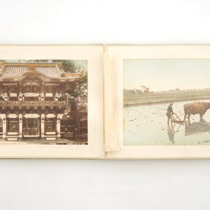 Un album de 50 photos albuminées polychromes dans sa boîte d'origine, Japon, 19ème — photo 2