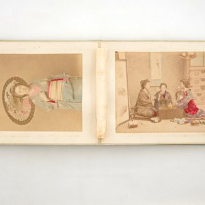 Un album de 50 photos albuminées polychromes dans sa boîte d'origine, Japon, 19ème — photo 3