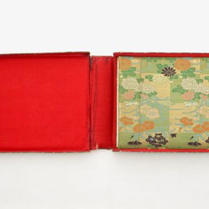 Un album de 50 photos albuminées polychromes dans sa boîte d'origine, Japon, 19ème — photo 8