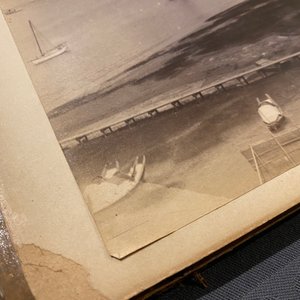 Un album de neuf photos argentiques dont une vue panoramique du Bund à Shanghai, Chine, daté 1899 — photo 63