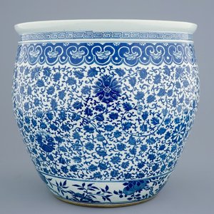 Un aquarium en porcelaine de Chine bleu et blanc à décor de fleurs, 19ème — photo 1