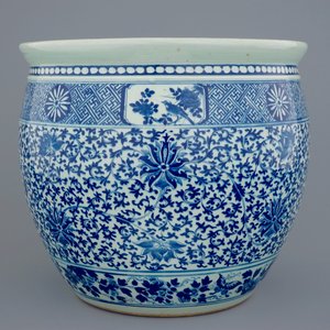 Un aquarium en porcelaine de Chine bleu et blanc à décor de lotus, 19ème — photo 2