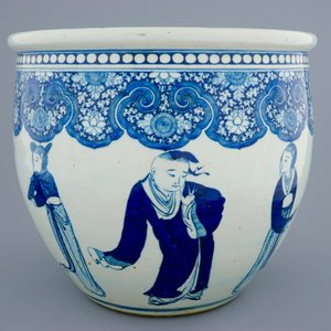 Un aquarium en porcelaine de Chine bleu et blanc à décor de personnages, 19ème — photo 2