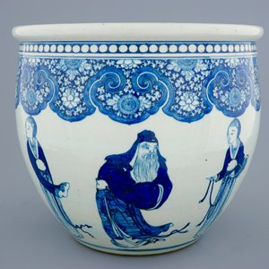 Un aquarium en porcelaine de Chine bleu et blanc à décor de personnages, 19ème — photo 3