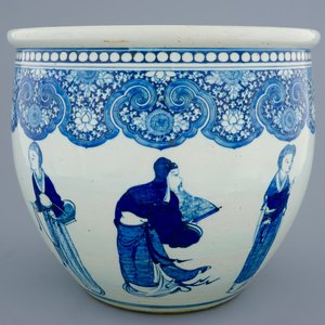 Un aquarium en porcelaine de Chine bleu et blanc à décor de personnages, 19ème — photo 4