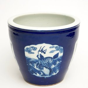 Un aquarium en porcelaine de Chine bleu et blanc au fond bleu, 19ème — photo 1
