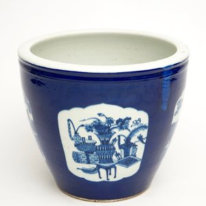 Un aquarium en porcelaine de Chine bleu et blanc au fond bleu, 19ème — photo 2