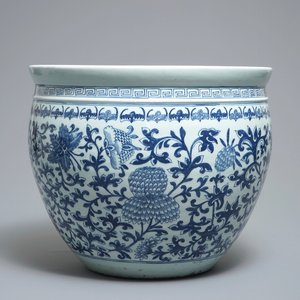 Un aquarium en porcelaine de Chine bleu et blanc aux chauves-souris et fleurs, 19ème — photo 1
