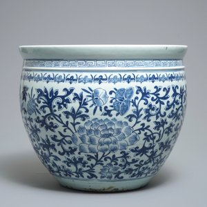 Un aquarium en porcelaine de Chine bleu et blanc aux chauves-souris et fleurs, 19ème — photo 4