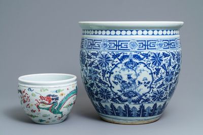 Un aquarium en porcelaine de Chine bleu et blanc et une jardinière en famille rose, 19ème et Yongzheng