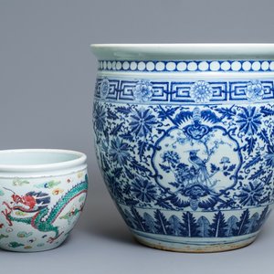 Un aquarium en porcelaine de Chine bleu et blanc et une jardinière en famille rose, 19ème et Yongzheng — photo 1