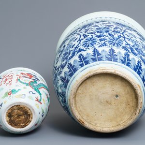 Un aquarium en porcelaine de Chine bleu et blanc et une jardinière en famille rose, 19ème et Yongzheng — photo 6
