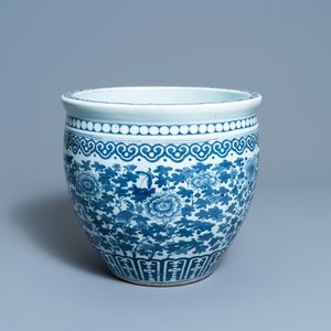 Un aquarium en porcelaine de Chine en bleu et blanc, 19ème — photo 1
