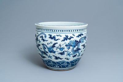 Un aquarium en porcelaine de Chine en bleu et blanc à décor de dragons, 19ème
