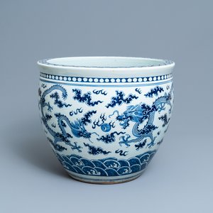 Un aquarium en porcelaine de Chine en bleu et blanc à décor de dragons, 19ème — photo 1