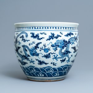 Un aquarium en porcelaine de Chine en bleu et blanc à décor de dragons, 19ème — photo 2