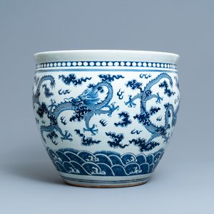 Un aquarium en porcelaine de Chine en bleu et blanc à décor de dragons, 19ème — photo 3