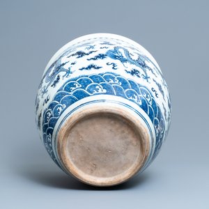 Un aquarium en porcelaine de Chine en bleu et blanc à décor de dragons, 19ème — photo 6
