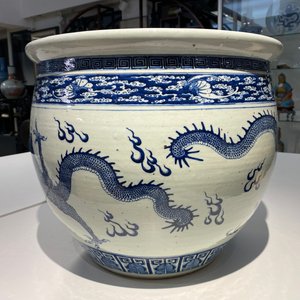 Un aquarium en porcelaine de Chine en bleu et blanc à décor de dragons, Qianlong/Jiaqing — photo 11