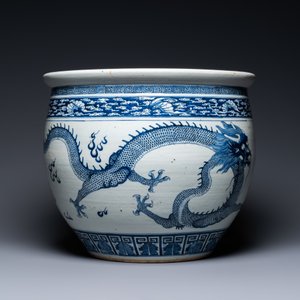 Un aquarium en porcelaine de Chine en bleu et blanc à décor de dragons, Qianlong/Jiaqing — photo 3