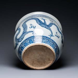 Un aquarium en porcelaine de Chine en bleu et blanc à décor de dragons, Qianlong/Jiaqing — photo 6