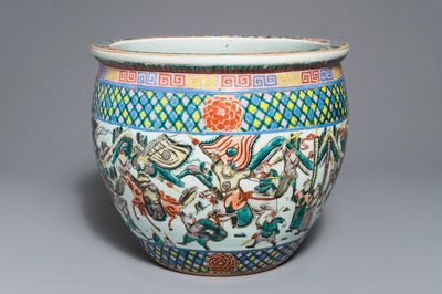 Un aquarium en porcelaine de Chine famille verte à décor de guerriers, 19ème